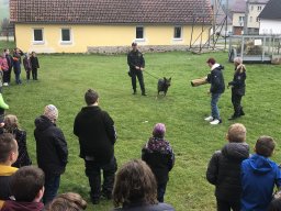 beseda s policii trochu jinak a k tomu navic prace policejnich psovodu 27